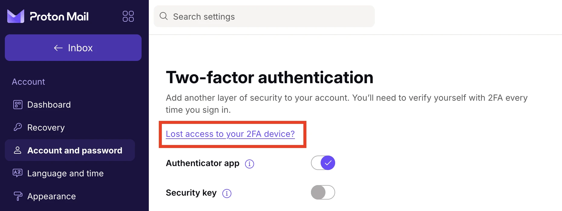 Het tweestapsverificatie-scherm in Proton Mail, onder Instellingen → Account en wachtwoord, met de Authenticator app-toggel aan
