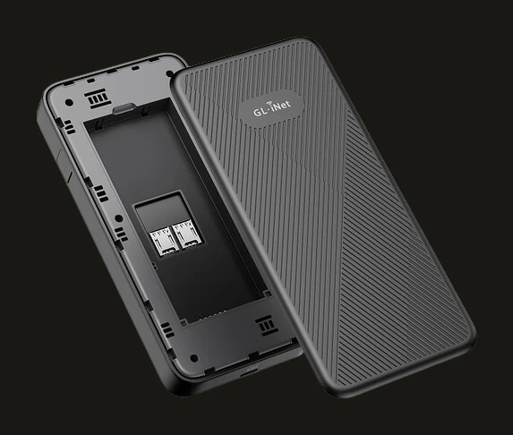 Achterkant van de Mudi 7 met verwijderde klep, met de dual nano-SIM-lade